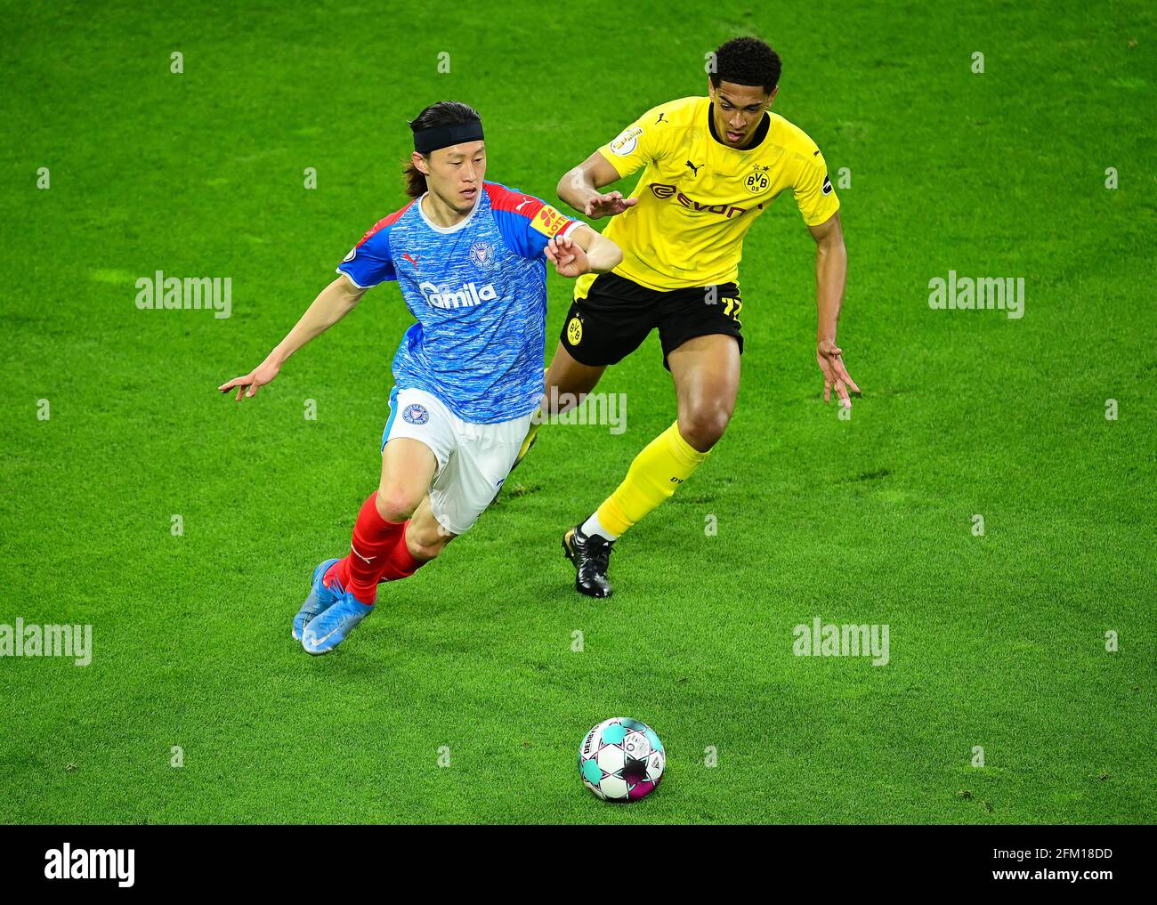 left to right Jae-Sung Lee (KI) and Jude BELLINGHAM (DO), action, duels, football DFB Pokal, semi-finals, Borussia Dortmund (DO) - Holstein Kiel (KI) 5: 0, on May 1st, 2021 in Dortmund/Germany . Photo: TimGroothuis/Witters/pool via Fotoagentur SVEN SIMON # DFB regulations prohibit any use of photographs as image sequences and/or quasi-video # Editorial Use ONLY # National and International News Agencies OUT | usage worldwide Stock Photo