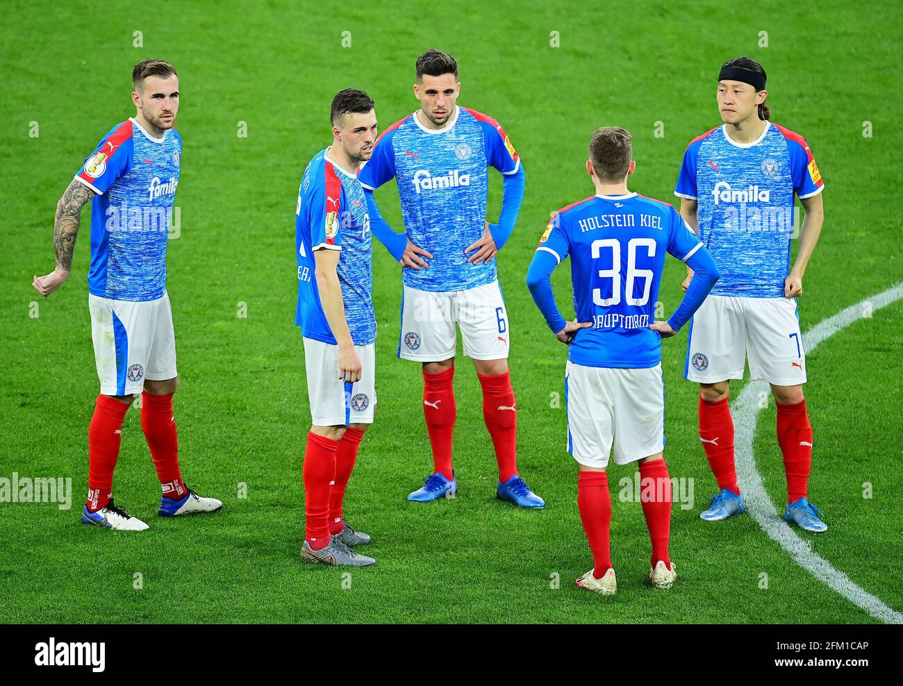 left to right Marco Komenda, Jonas Meffert, Ahmet Arslan, Niklas Hauptmann, Jae-Sung Lee (Kiel), disappointed, disappointed, disappointment, disappointment Soccer DFB Cup, semi-finals, Borussia Dortmund (DO) - Holstein Kiel (KI) 5: 0, on May 1st, 2021 in Dortmund/Germany. Photo: TimGroothuis/Witters/pool via Fotoagentur SVEN SIMON # DFB regulations prohibit any use of photographs as image sequences and/or quasi-video # Editorial Use ONLY # National and International News Agencies OUT | usage worldwide Stock Photo