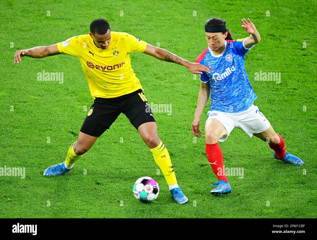 left to right Manuel AKANJI (DO) versus -Jae Sung LEE (KI), action, duels, football DFB Pokal, semifinals, Borussia Dortmund (DO) - Holstein Kiel (KI) 5: 0, on May 1st, 2021 in Dortmund/Germany . Photo: TimGroothuis/Witters/pool via Fotoagentur SVEN SIMON # DFB regulations prohibit any use of photographs as image sequences and/or quasi-video # Editorial Use ONLY # National and International News Agencies OUT | usage worldwide Stock Photo
