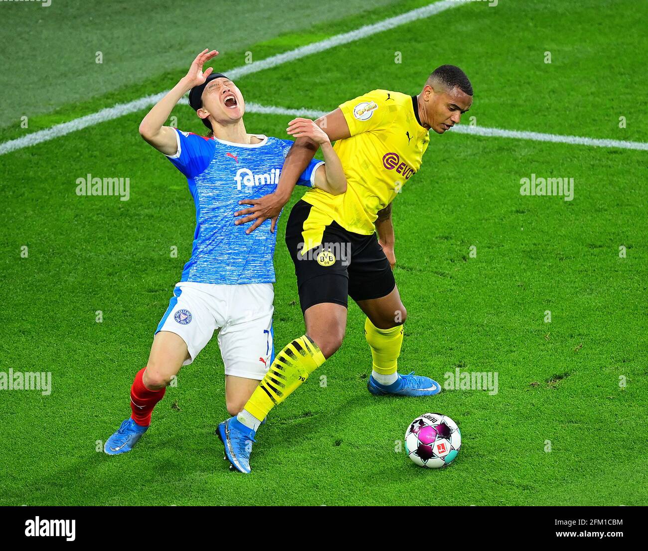 left to right Jae Sung LEE (KI), Manuel AKANJI (DO), action, duels, football DFB Pokal, semi-finals, Borussia Dortmund (DO) - Holstein Kiel (KI) 5: 0, on May 1st, 2021 in Dortmund/Germany. Photo: TimGroothuis/Witters/pool via Fotoagentur SVEN SIMON # DFB regulations prohibit any use of photographs as image sequences and/or quasi-video # Editorial Use ONLY # National and International News Agencies OUT | usage worldwide Stock Photo