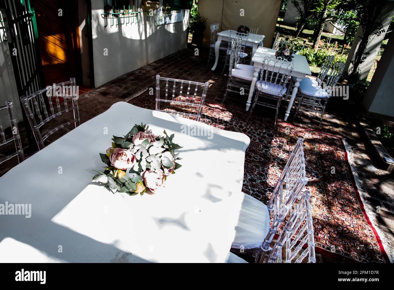 Decoración artesanal para tus fiestas, con silla plásticas en forma de  cristal, tela de encaje, mesa de dulce, en cualquier lugar Stock Photo -  Alamy, image size:1300x957