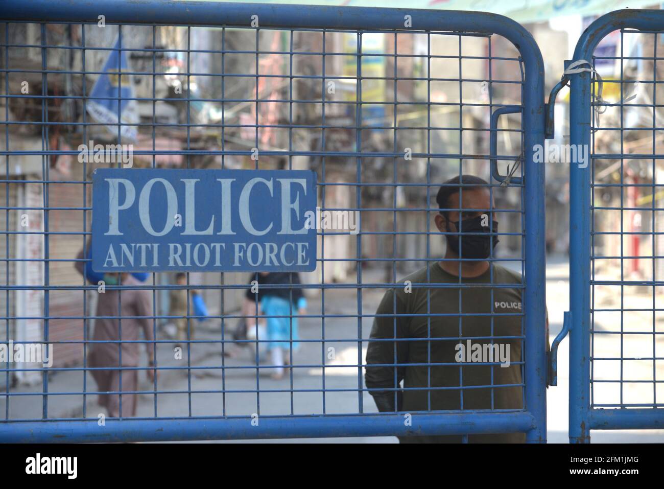 Lahore, Pakistan. 05th May, 2021. Pakistani police personnel is stand guard to avoid Public gathering as on the violation of Corona Virus SOPs the Baghbanpura Market and Pakistani Market is sealed to prevent the spread of COVID-19 in Provincial Capital city Lahore. (Photo by Rana Sajid Hussain/Pacific Press/Sipa USA) Credit: Sipa USA/Alamy Live News Stock Photo