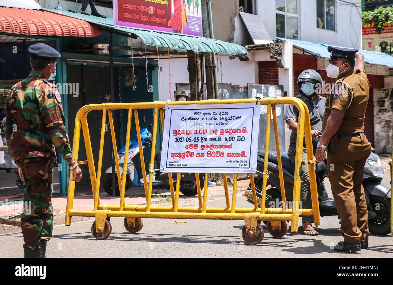 Sri lankan police officers hi-res stock photography and images - Alamy