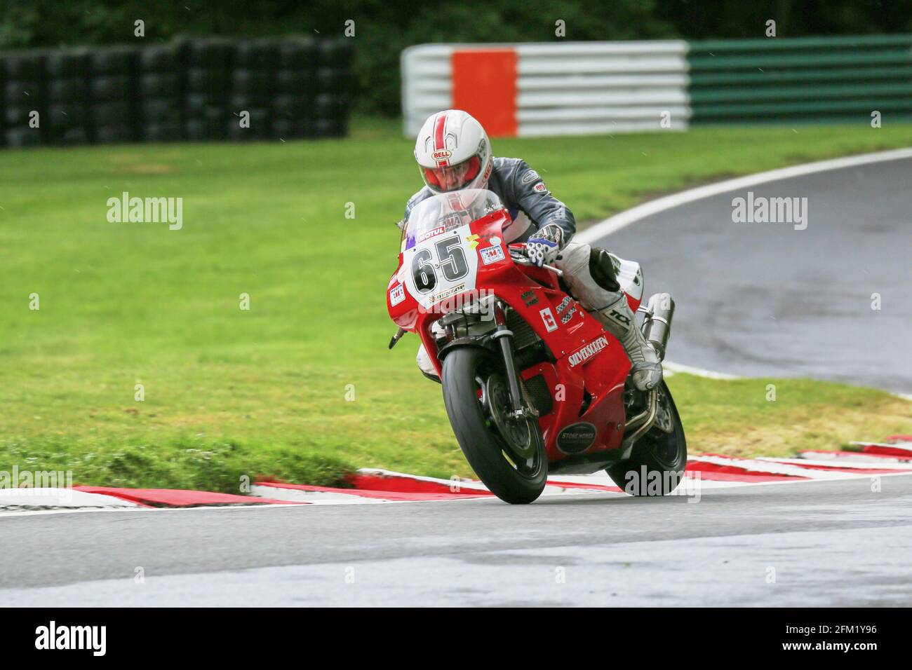 Dale Robinson aboard the 750cc Honda approaches The Hairpin at the Cadwell International Classic 2015 Stock Photo