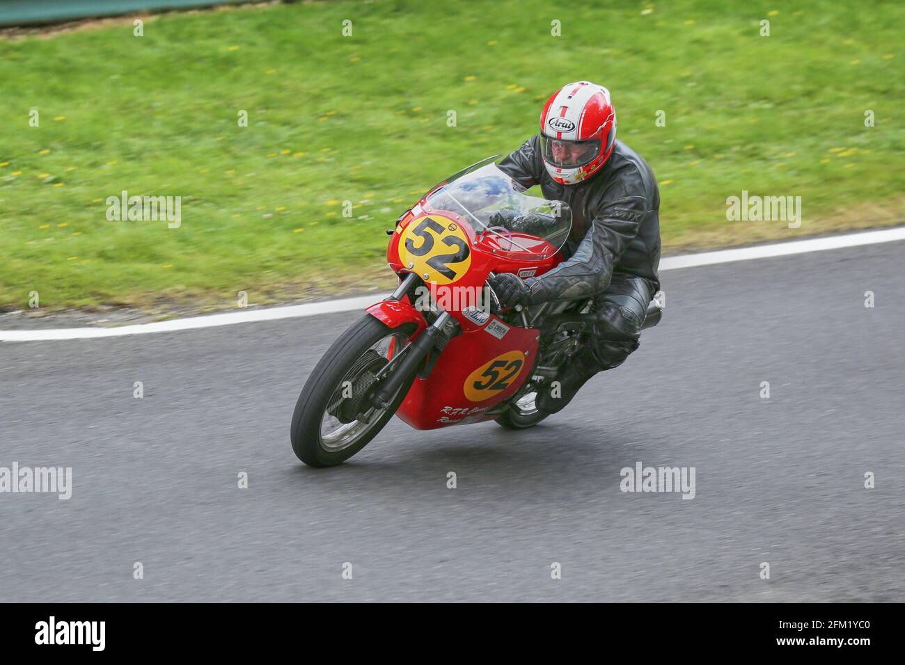 Ron Albertsma on the Seeley 6560 approaches Coppice Corner at the Cadwell Park International Classic in 2015 Stock Photo