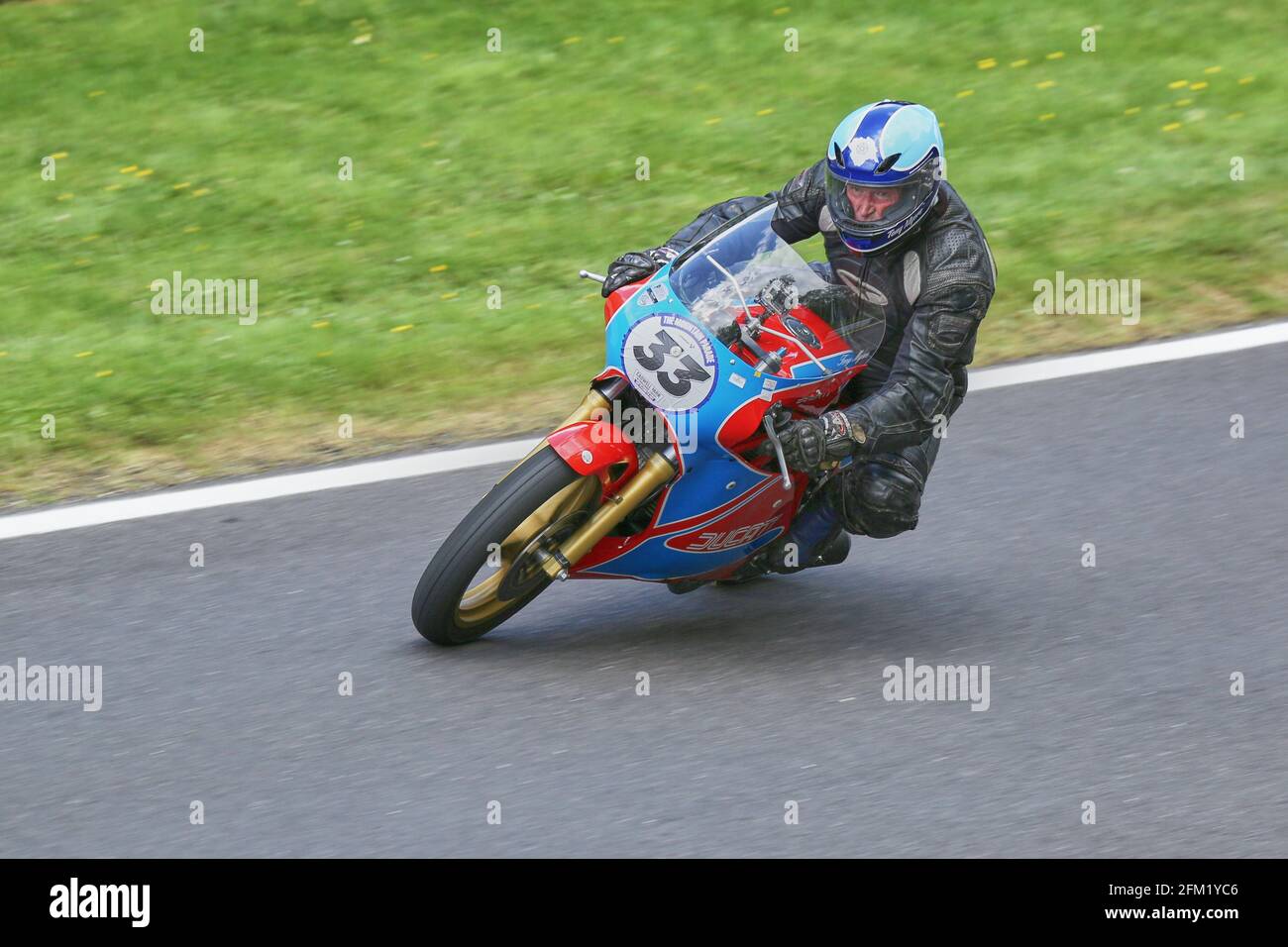 Tony Myers on the 600cc Ducati F2 approaches Coppice Corner at the Cadwell Park International Classic in 2015 Stock Photo