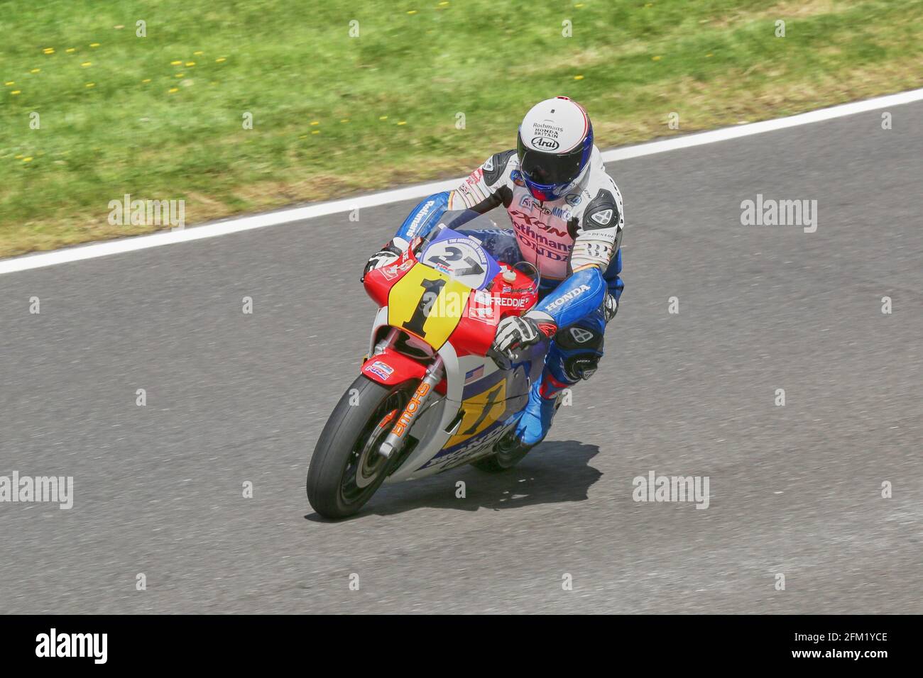 Roger Burnett aboard the HRC Honda RS500 in the Freddie Spencer Livery at the Cadwell Park International Classic 2015 Stock Photo