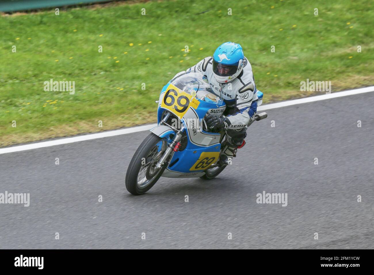 Noel Heenan on the Suzuki RG500 approaches Coppice Corner at the Cadwell Park International Classic in 2015 Stock Photo