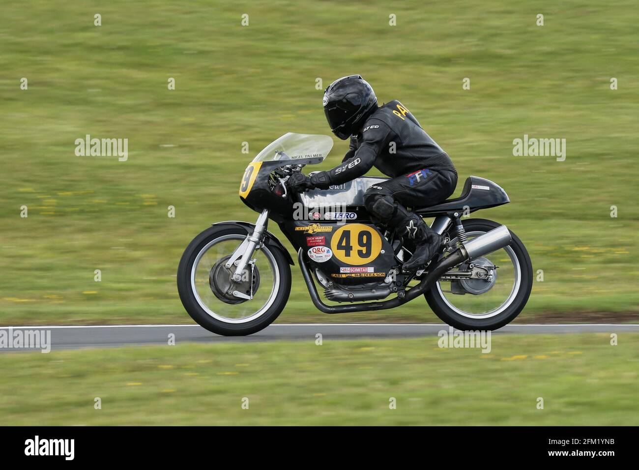 Nigel Palmer on the 480cc Ducati approaces The Gooseneck at the Cadwell Park International Classic in July 2015 Stock Photo