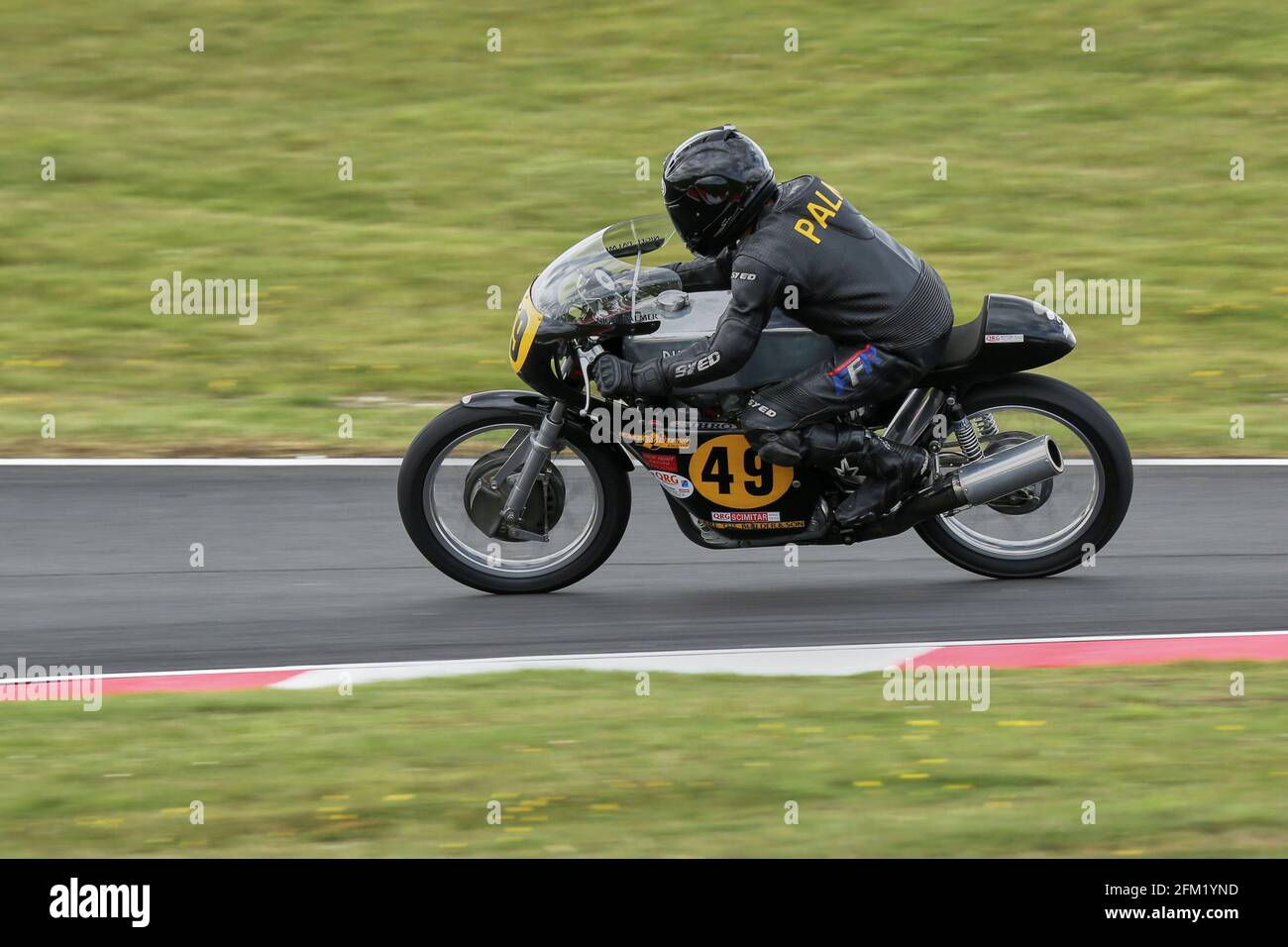 Nigel Palmer on the 480cc Ducati approaces The Gooseneck at the Cadwell Park International Classic in July 2015 Stock Photo