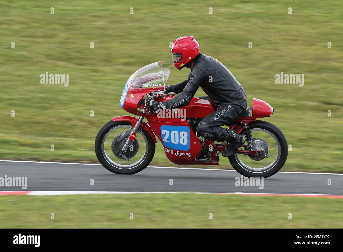 Craig Ridgley approaces The Gooseneck on a 350cc Ducati at the Cadwell Park International Classic in July 2015 Stock Photo