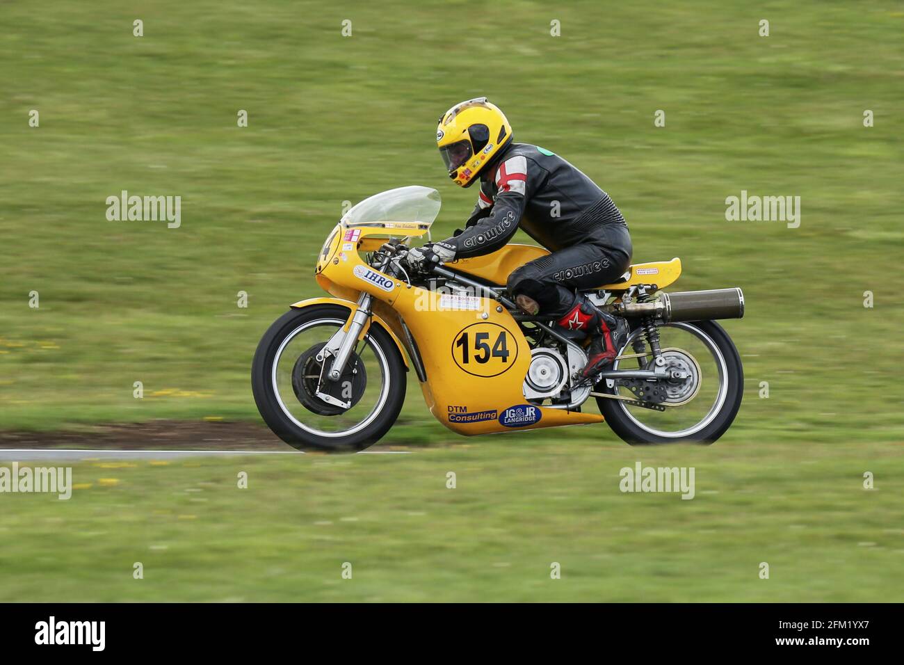 Ian Steltner on the Seeley G50 500 approaces The Gooseneck at the Cadwell Park International Classic in July 2015 Stock Photo