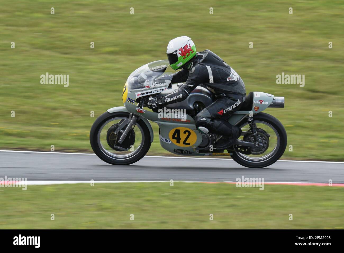 Alex Sinclair approaches The Gooseneck aboard a 500cc EGLI-Vincent during one of the IHRO races at the Cadwell Park International Classic 2015 Stock Photo