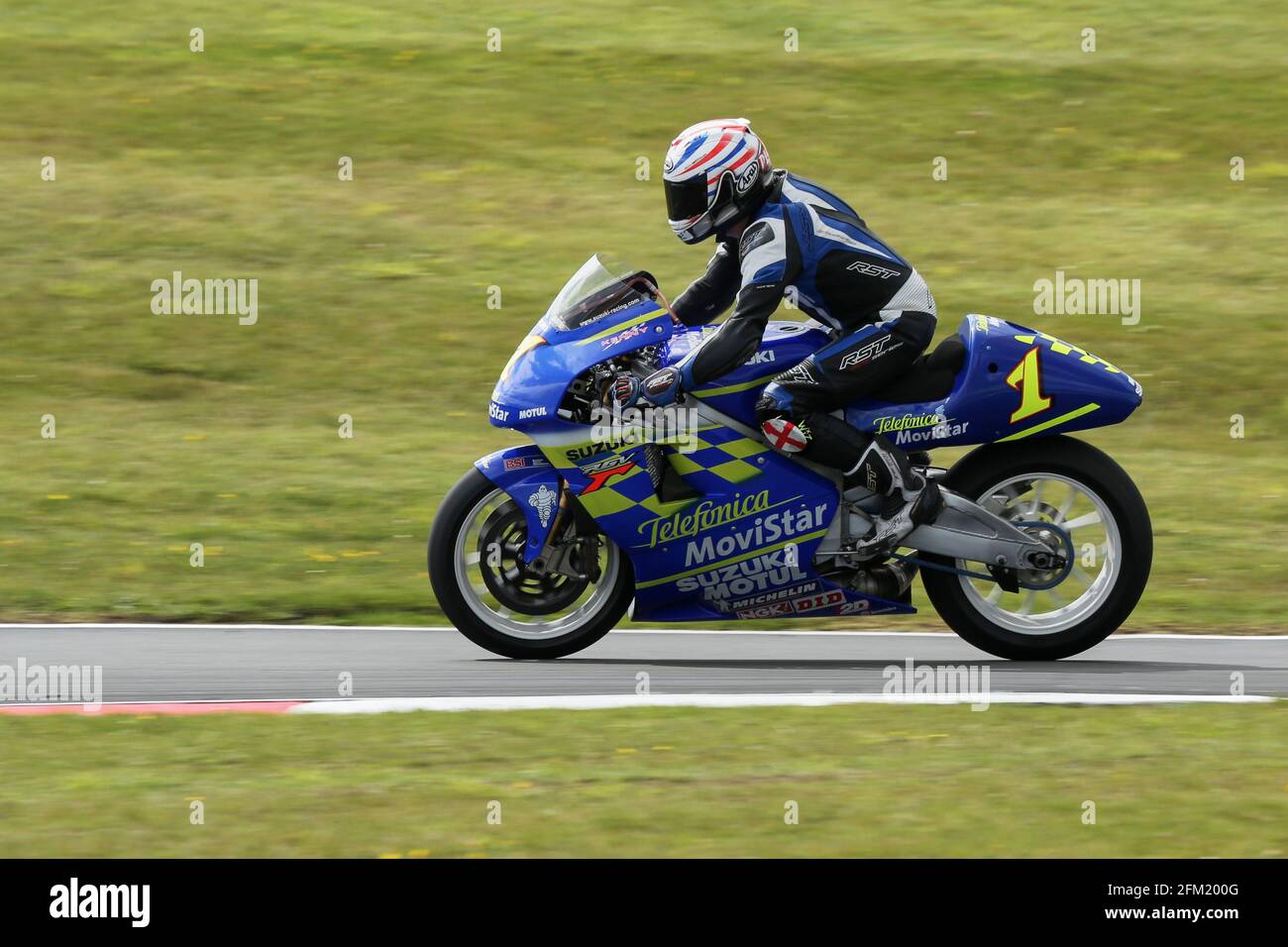 Suzuki RGV 500GP in Kenny Roberts Jnr. Telefonica Moviestar livery approaches The Gooseneck at the Cadwell Park International Classic in July 2015 Stock Photo