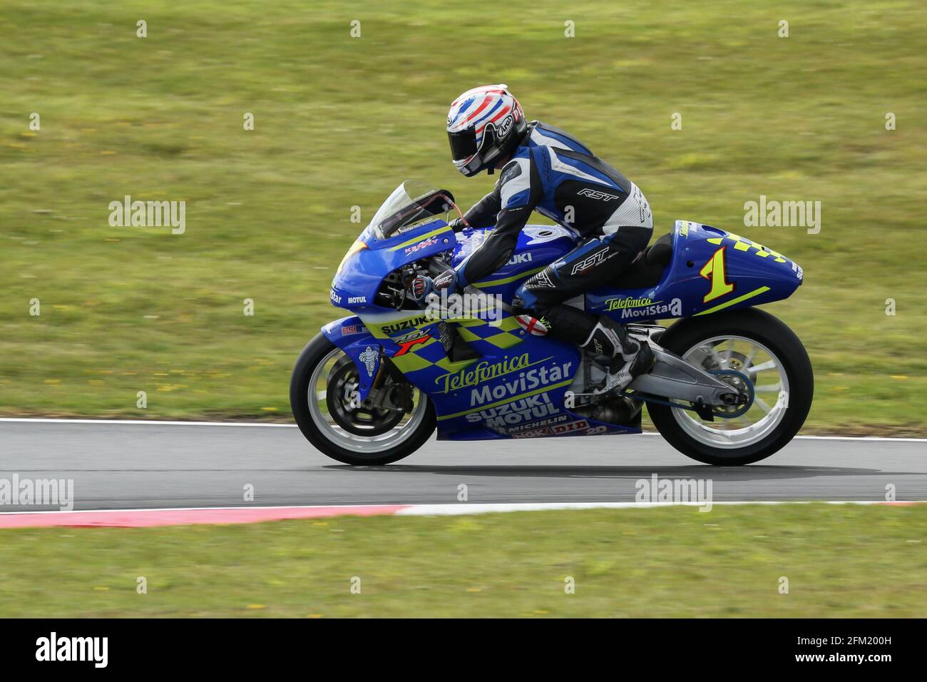 Suzuki RGV 500GP in Kenny Roberts Jnr. Telefonica Moviestar livery approaches The Gooseneck at the Cadwell Park International Classic in July 2015 Stock Photo
