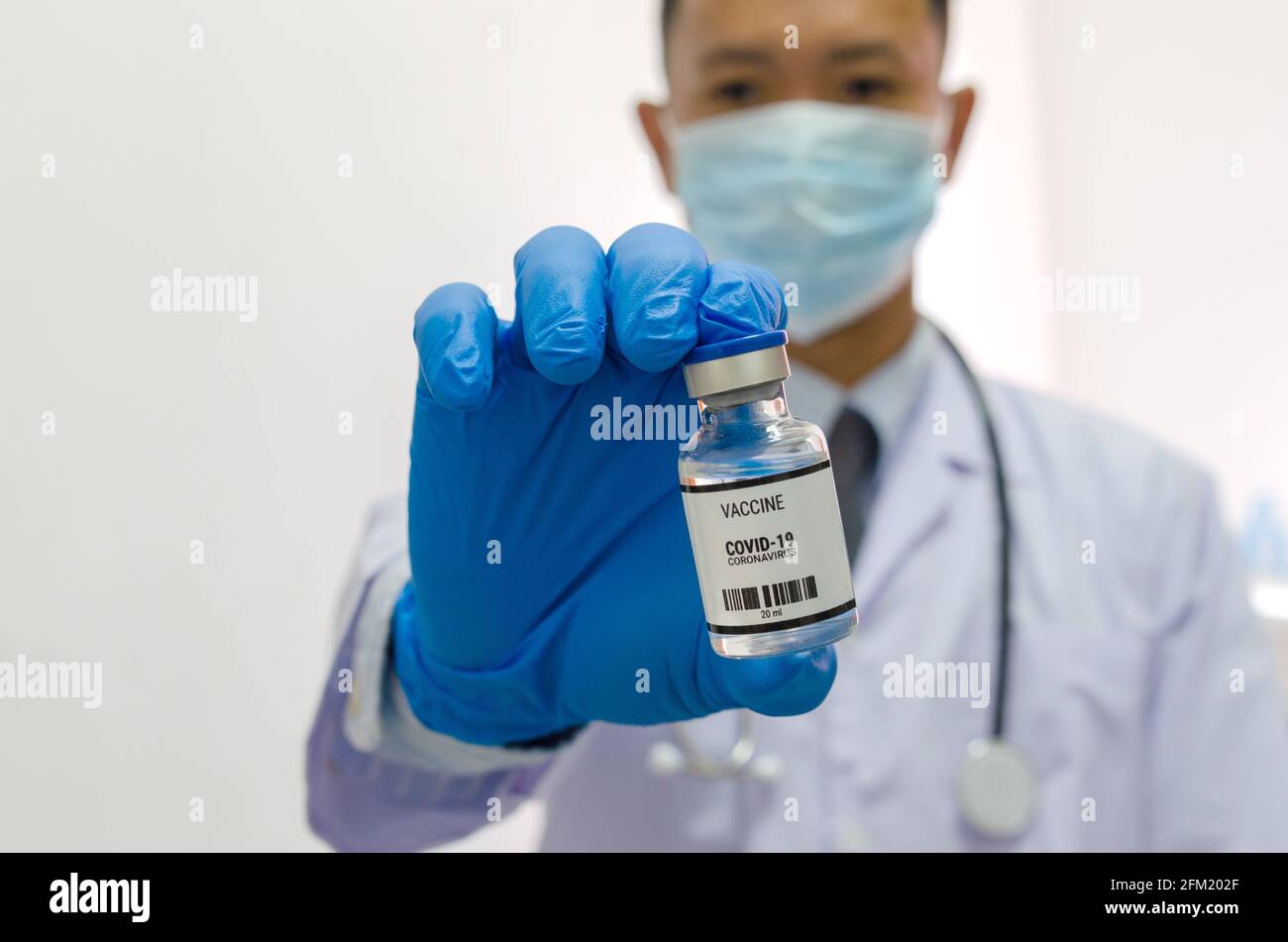 Doctor or laborant holding COVID-19 vaccine tube Or coronavirus vaccine. Coronavirus Vaccine concept. Stock Photo