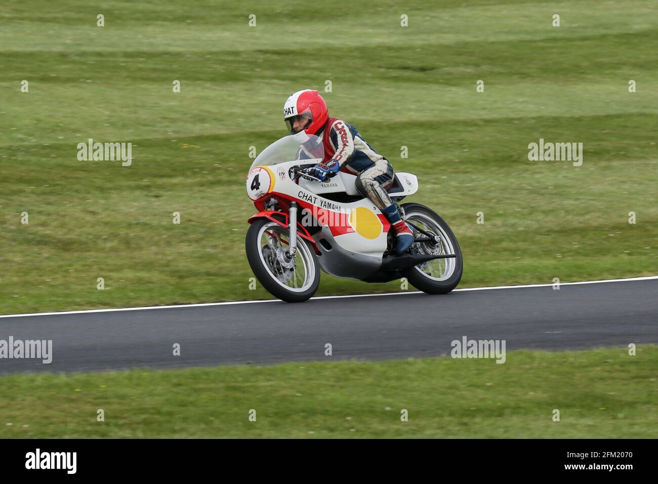 Derek Chatterton aboard his Chat Yamaha approaches The Gooseneck at the Cadwell Park International Classic in July 2015 Stock Photo