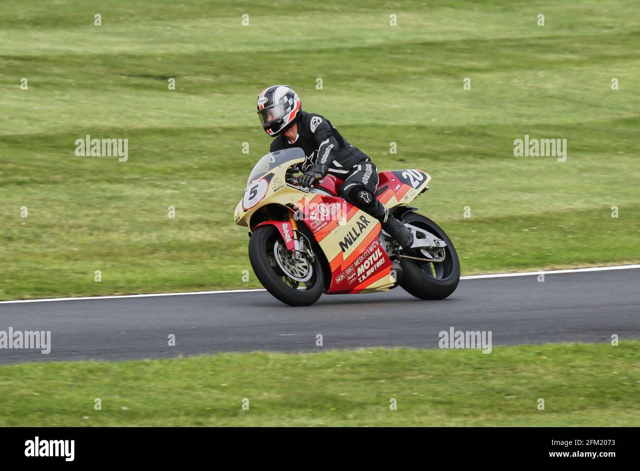Jack Machin aboard a 750cc Yamaha approaches The Gooseneck at the Cadwell Park International Classic in July 2015 Stock Photo
