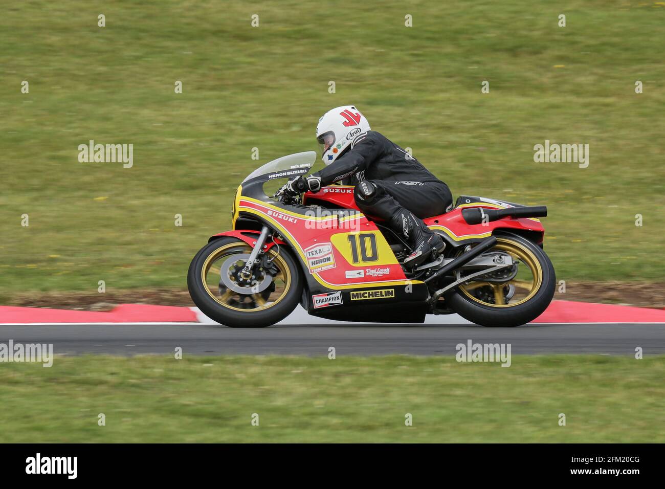 Mick Grant on the ex works Suzuki RG500 in Team Heron colours approaces The Gooseneck at the Cadwell Park International Classic in July 2015 Stock Photo