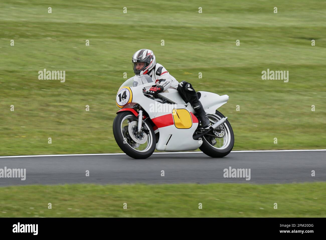 Ian Burnett approaches The Gooseneck on his Yamaha TZ500 during The Mountain Parade at the Cadwell Park International Classic in July 2015 Stock Photo