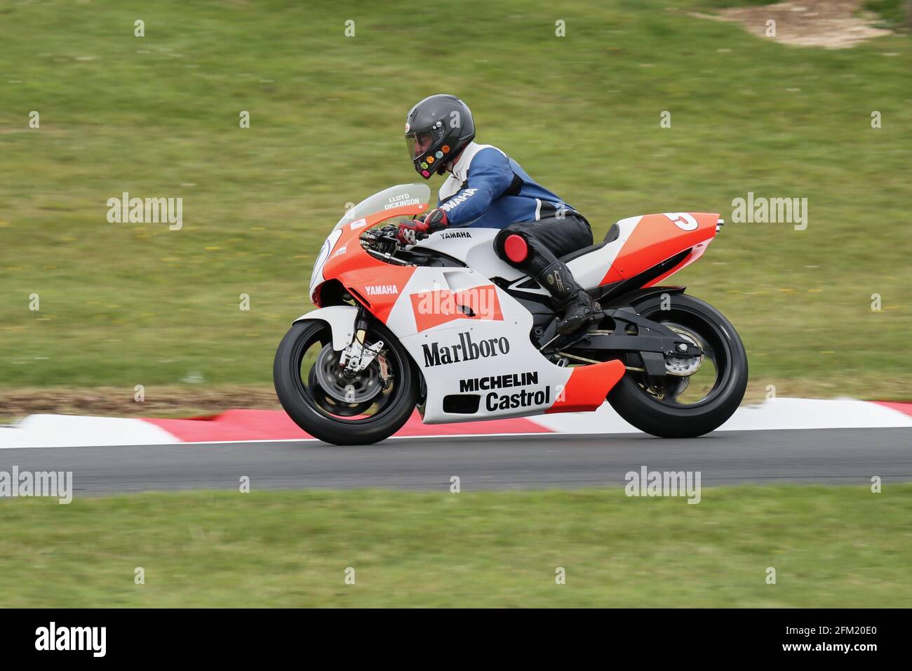 Lloyd Dickinson on the Marlboro liveried Yamaha approaces The Gooseneck at the Cadwell Park International Classic in July 2015 Stock Photo