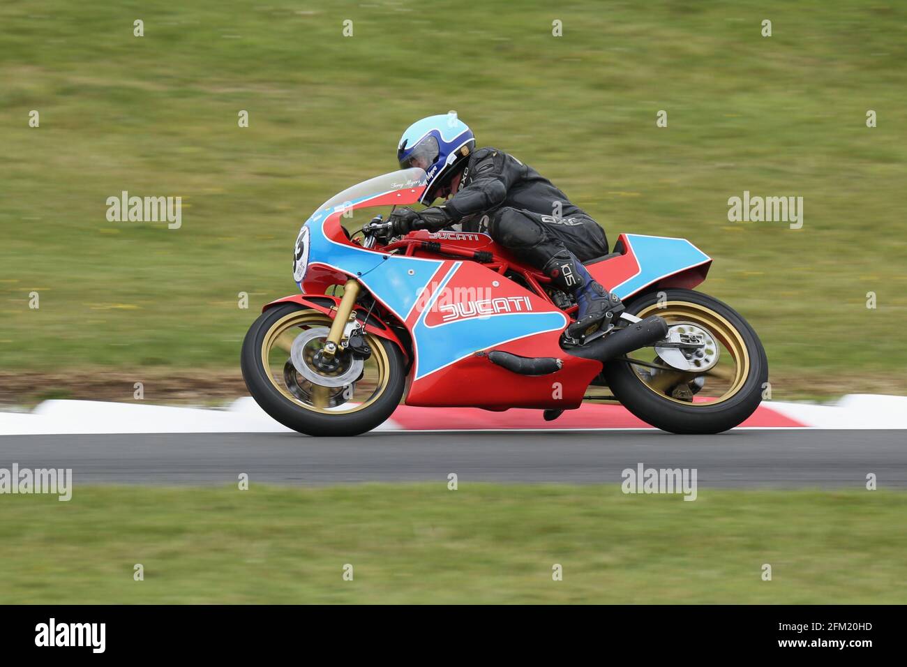 Tony Myers on the 600cc Ducati F2 approaces The Gooseneck at the Cadwell Park International Classic in July 2015 Stock Photo