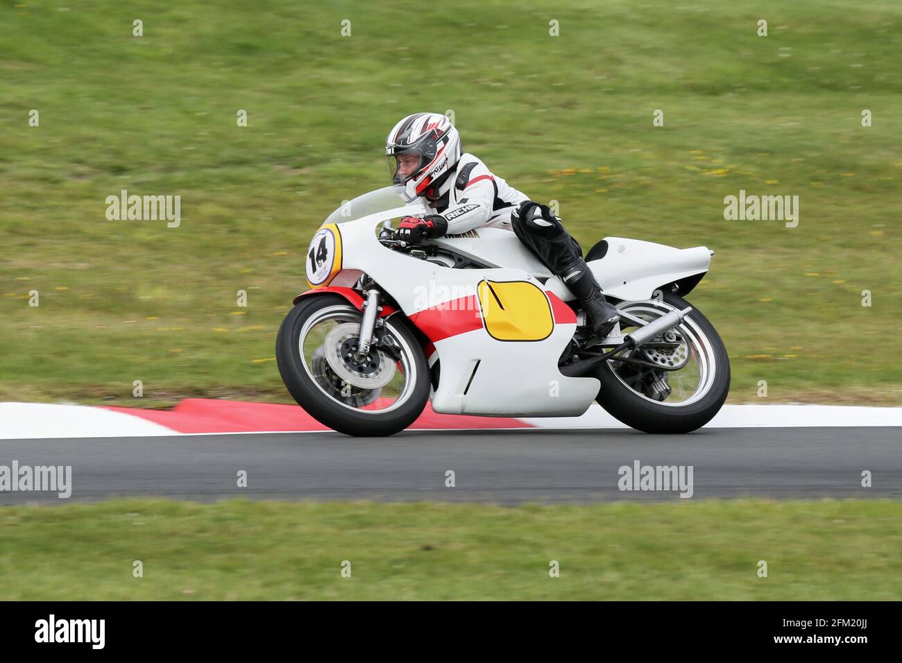 Ian Burnett approaches The Gooseneck on his Yamaha TZ500 during The Mountain Parade at the Cadwell Park International Classic in July 2015 Stock Photo