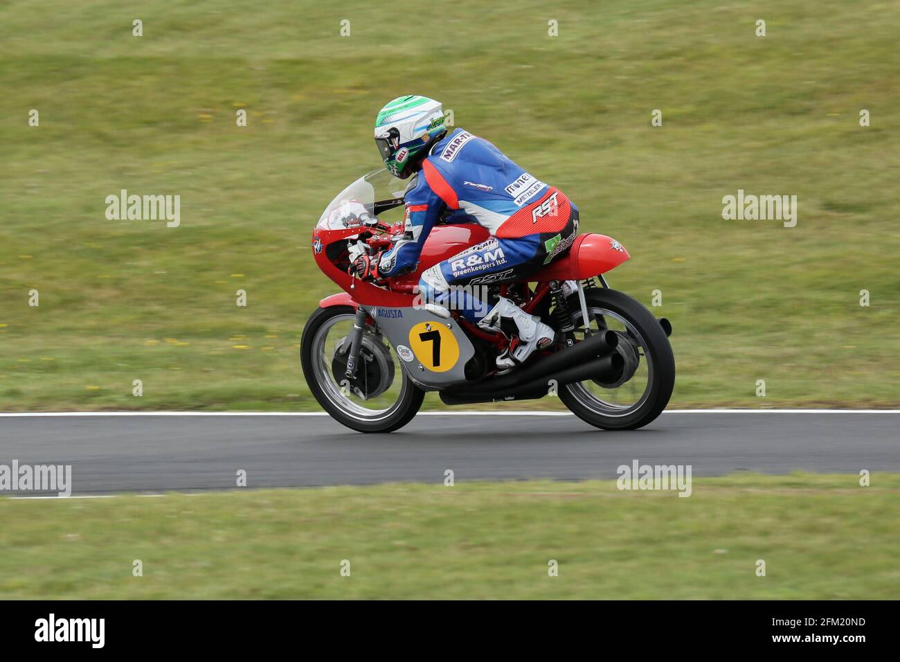 Gary Johnson approaches The Goioseneck riding the MV Agusta 500 '3' at the Cadwell Park International Classic, July 2015 Stock Photo