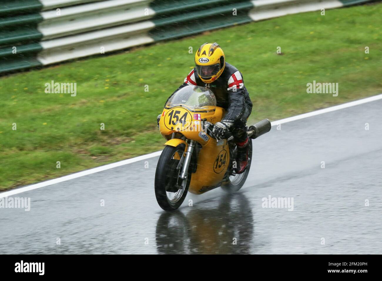 Ian Steltner racing in the rain aboard the 500cc Seeley G50 at the Cadwell Park International Classic in July 2015 Stock Photo