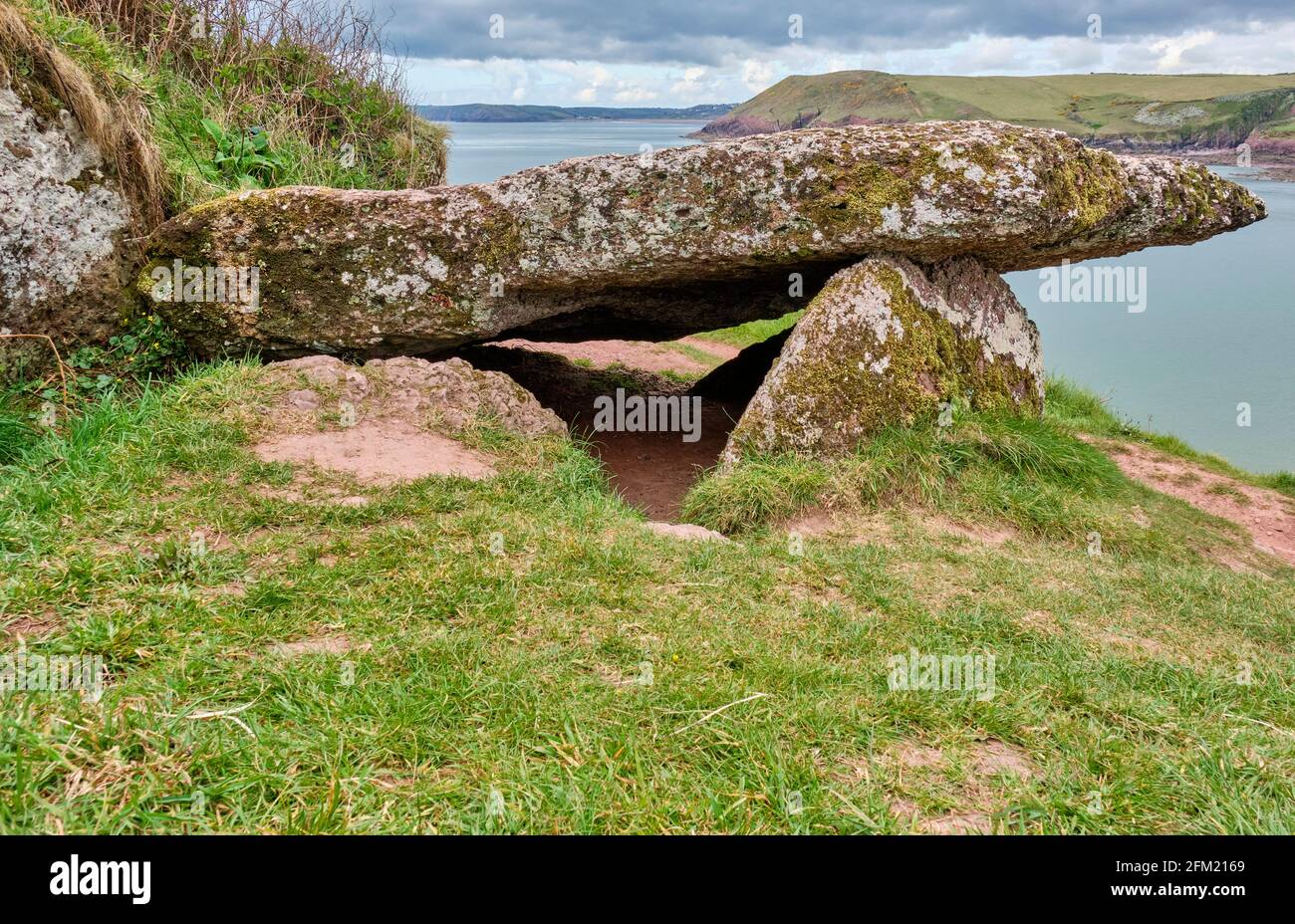 Kings Quoit Burial Chamber High Resolution Stock Photography and Images ...