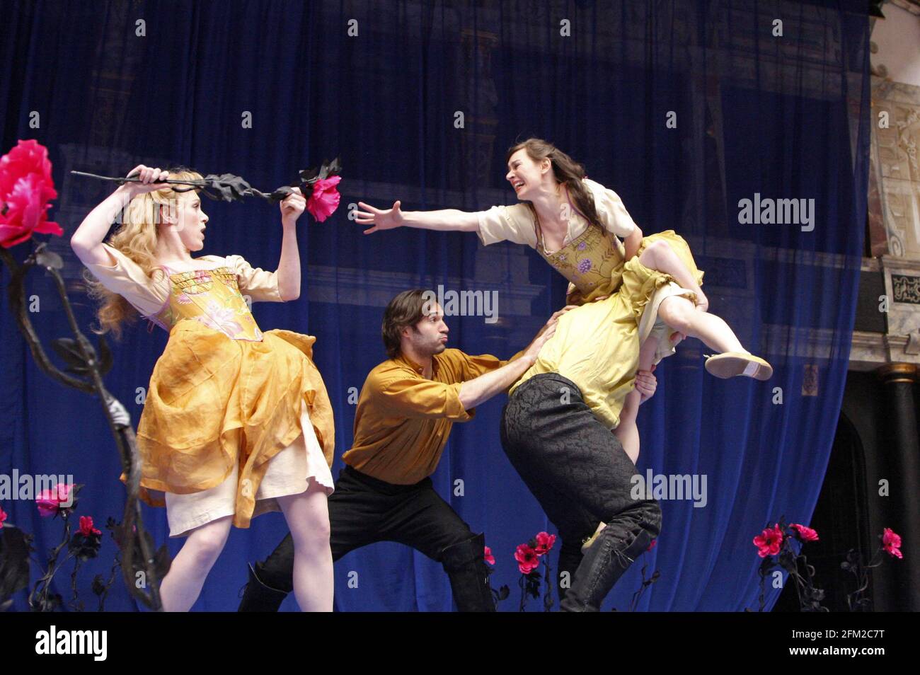 l-r: Laura Rogers (Helena), Oliver Boot (Demetrius), Pippa Nixon (Hermia), Christopher Brandon (Lysander) in A MIDSUMMER NIGHT'S DREAM by Shakespeare at Shakespeare's Globe, London SE1  21/05/2008  design: Mike Britton  director: Jonathan Munby Stock Photo