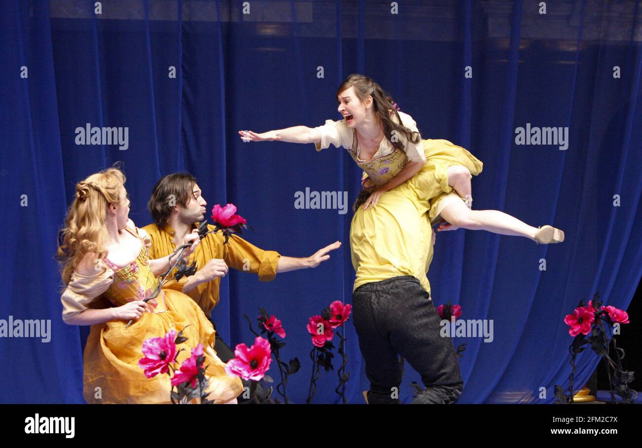 l-r: Laura Rogers (Helena), Oliver Boot (Demetrius), Pippa Nixon (Hermia), Christopher Brandon (Lysander) in A MIDSUMMER NIGHT'S DREAM by Shakespeare at Shakespeare's Globe, London SE1  21/05/2008  design: Mike Britton  director: Jonathan Munby Stock Photo