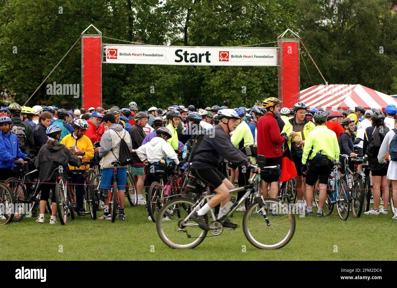 The 2002 British Heart Foundation London to Brighton Bike Race gets under way from Clapham Common this morning.16 June 2002 photo Andy Paradise Stock Photo