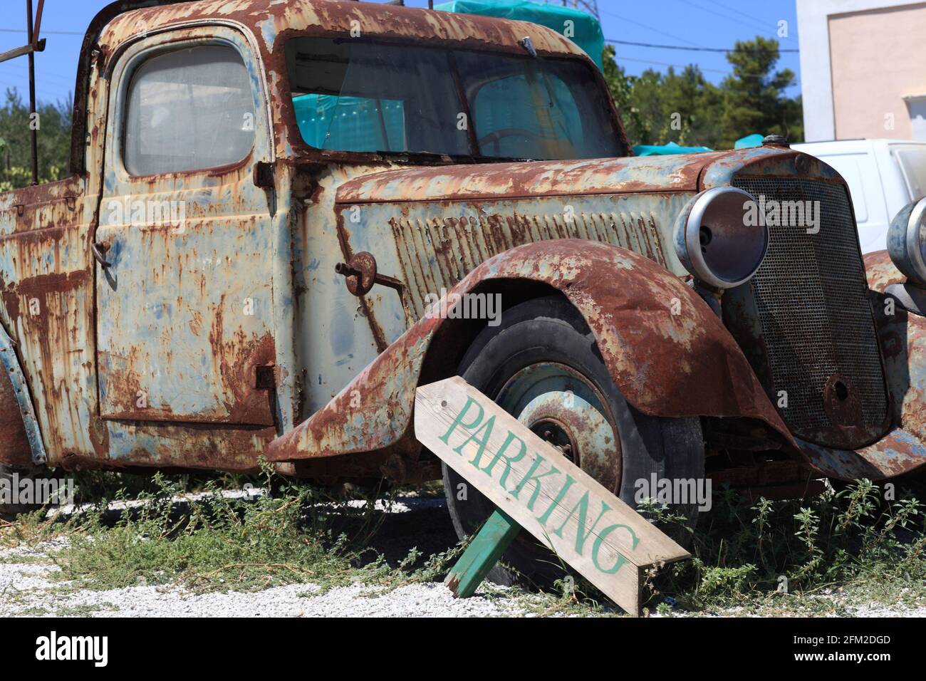 Retro car parking outdoor hi-res stock photography and images - Alamy
