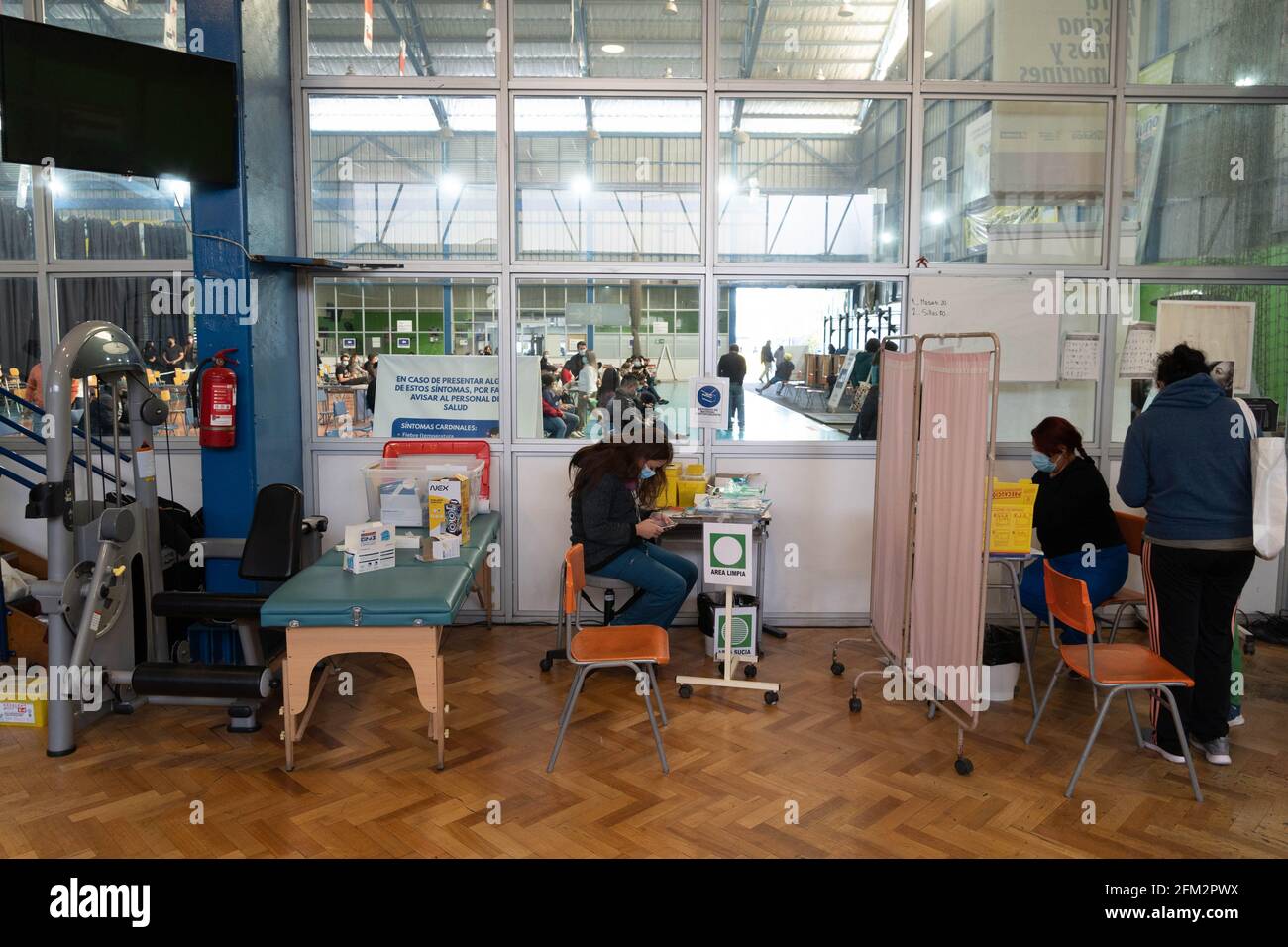 Santiago, Metropolitana, Chile. 5th May, 2021. Health workers vaccinate against covid with the Sinovac vaccine, in a municipal gym converted into a vaccination center in Ã‘uÃ±oa, Chile. Credit: Matias Basualdo/ZUMA Wire/Alamy Live News Stock Photo