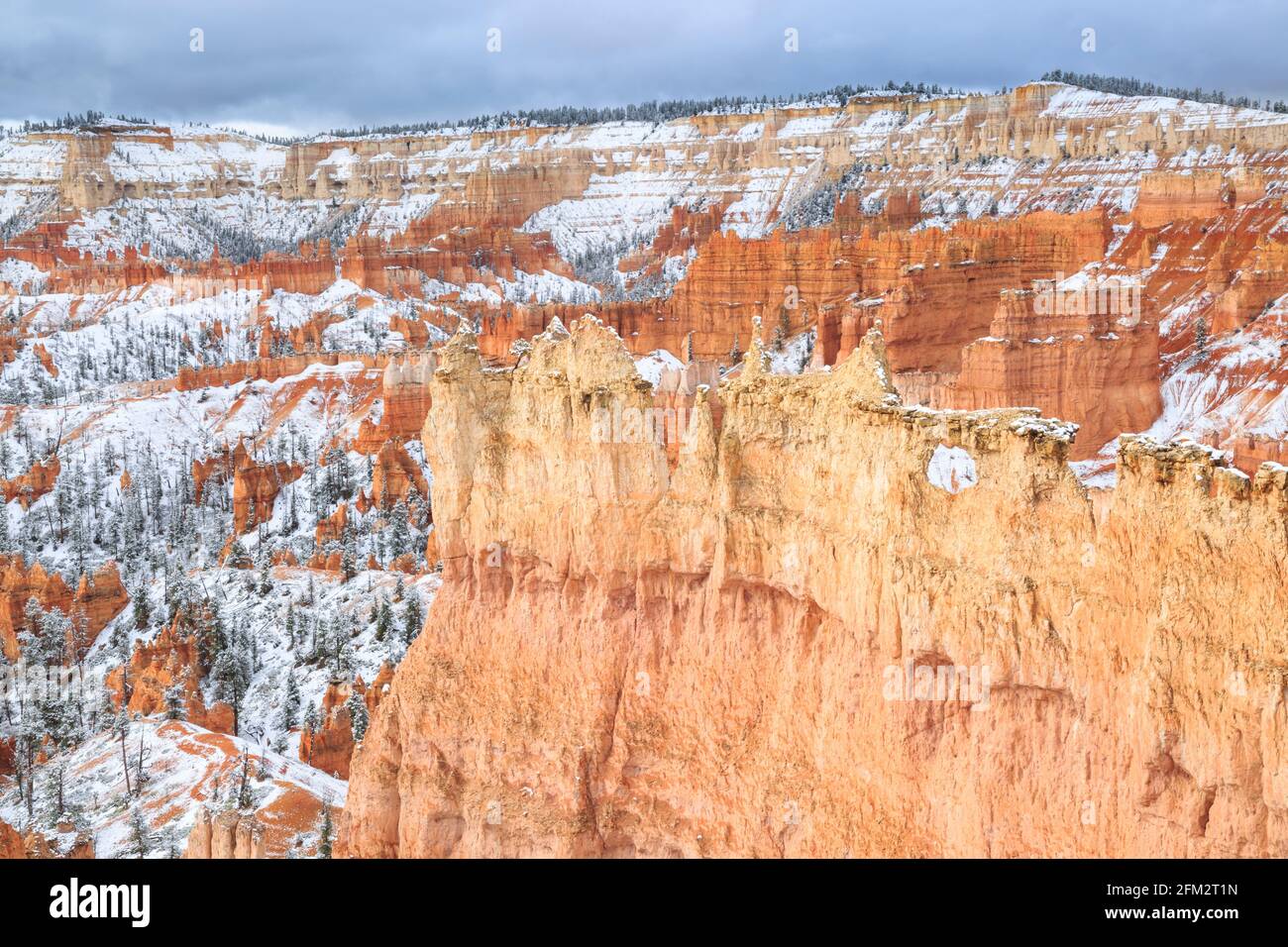 snow on hoodoos viewed from the queens garden trail in bryce canyon national park, utah Stock Photo