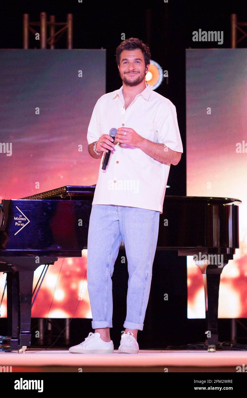 semi-exclusive-singer-amir-haddad-during-recording-of-artistic