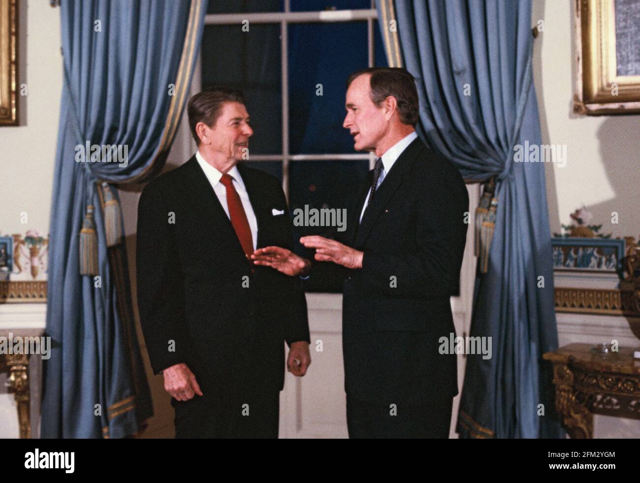 Preesident Reagan and Vice President H..W. Bush in the Blue Room of the White  House in February 1984 Photograph by Dennos Brack bb77 Stock Photo - Alamy