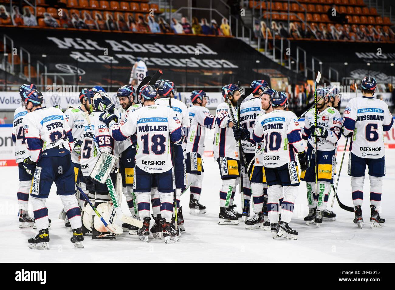 Wolfsburg, Germany. 05th May, 2021. Ice hockey: DEL, Grizzlies Wolfsburg - Eisbären Berlin, championship round, final, matchday 2 the Arena. The Berlin players stand the ice after the