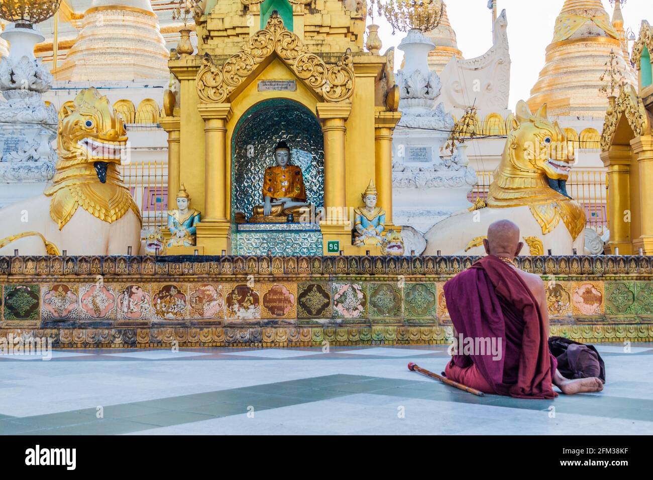 Myanmar buddhist monk praying hi-res stock photography and images - Alamy
