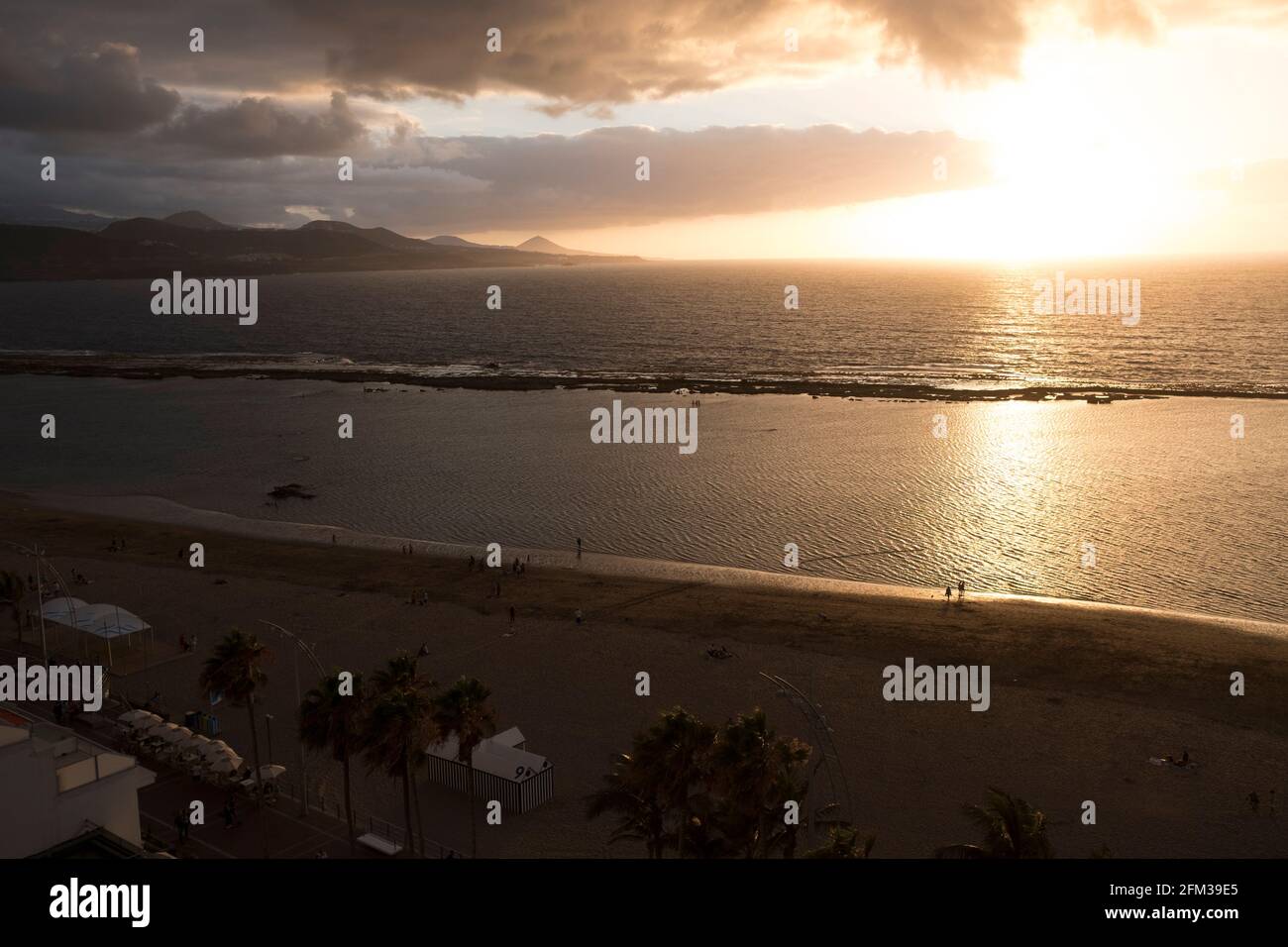 Gran Canaria, eine spanische Kanarische Insel vor der Nordwestküste von Afrika. Las Palmas de Gran Canaria mit Strand Las Canteras. Stock Photo