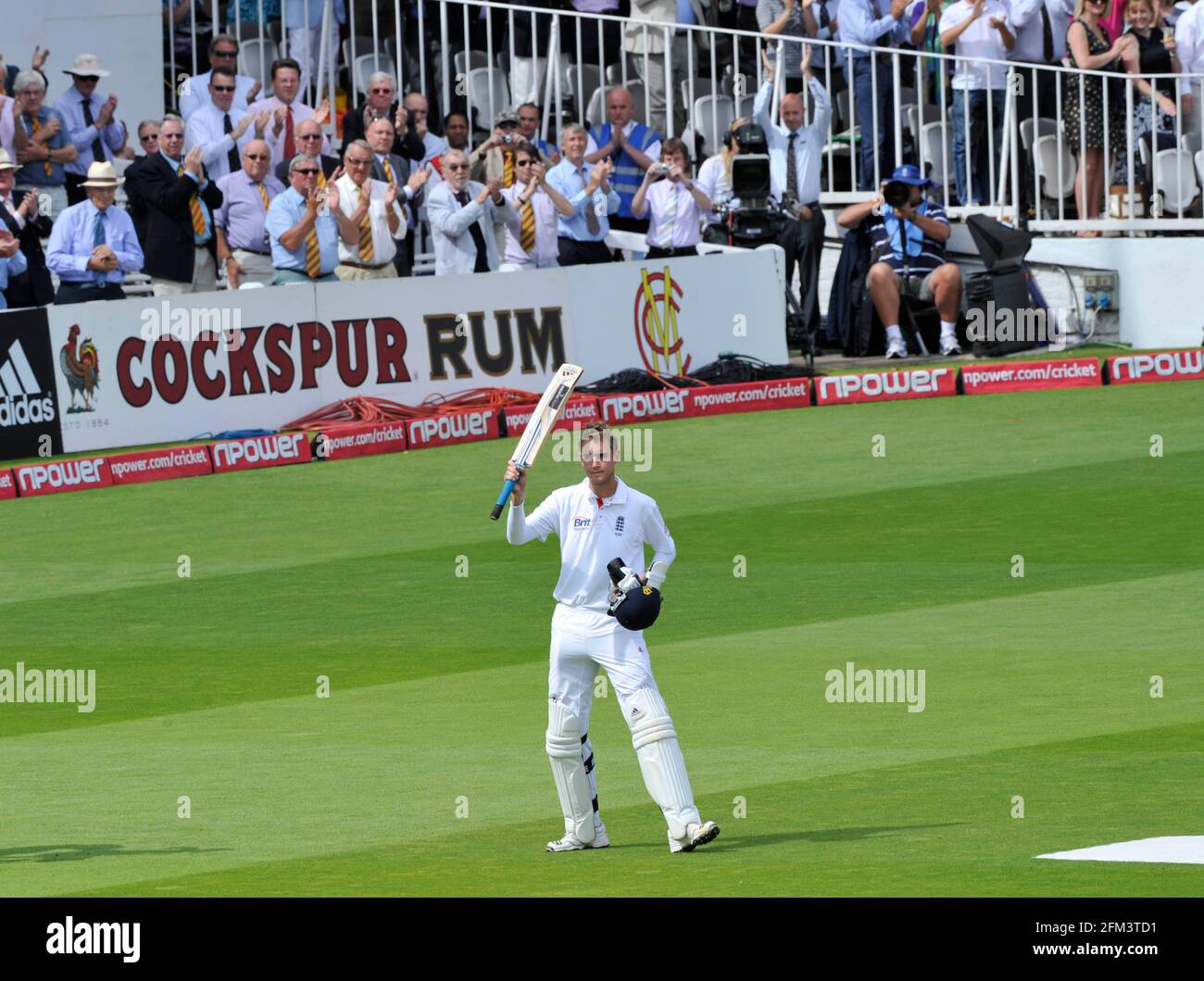 4th TEST ENGLAND V PAKISTAN. 3rd DAY. BROAD AFTER GETTING OUT ON 169.  28/8/10  PICTURE DAVID ASHDOWN Stock Photo
