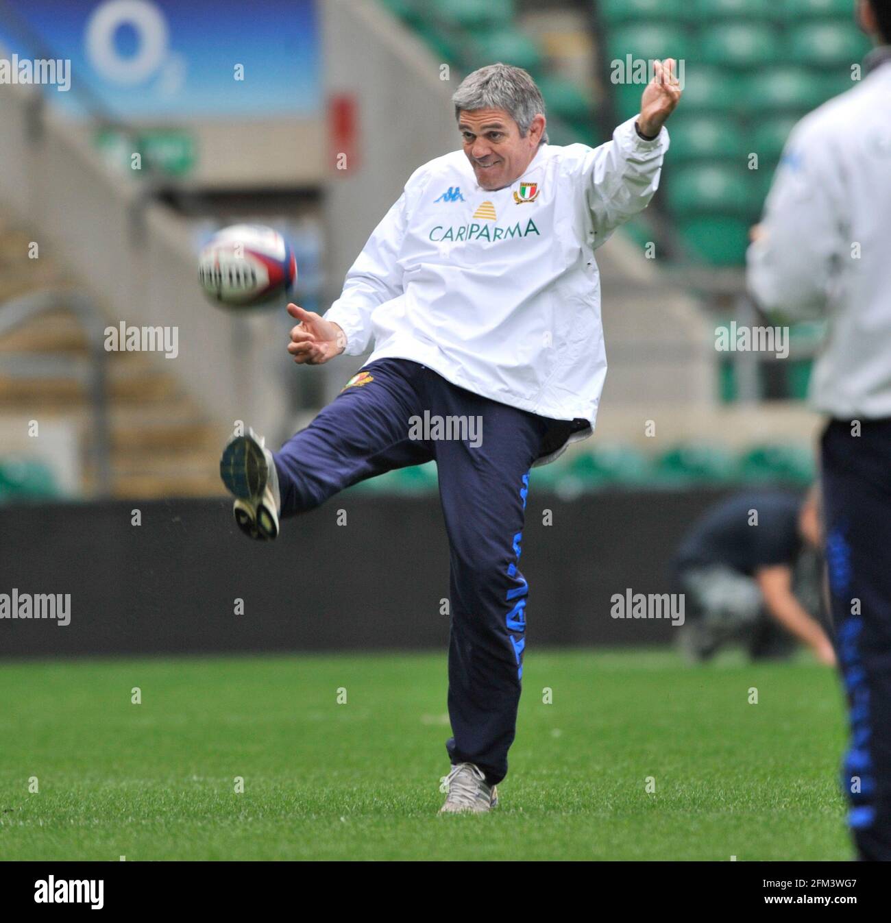 ITALY TRAINING AT TWICKENHAM FOR THEIR SIX NATIONS MATCH WITH ENGLAND. ITALY COACH NICK MALLETT. 11/2/2011.  PICTURE DAVID ASHDOWN Stock Photo