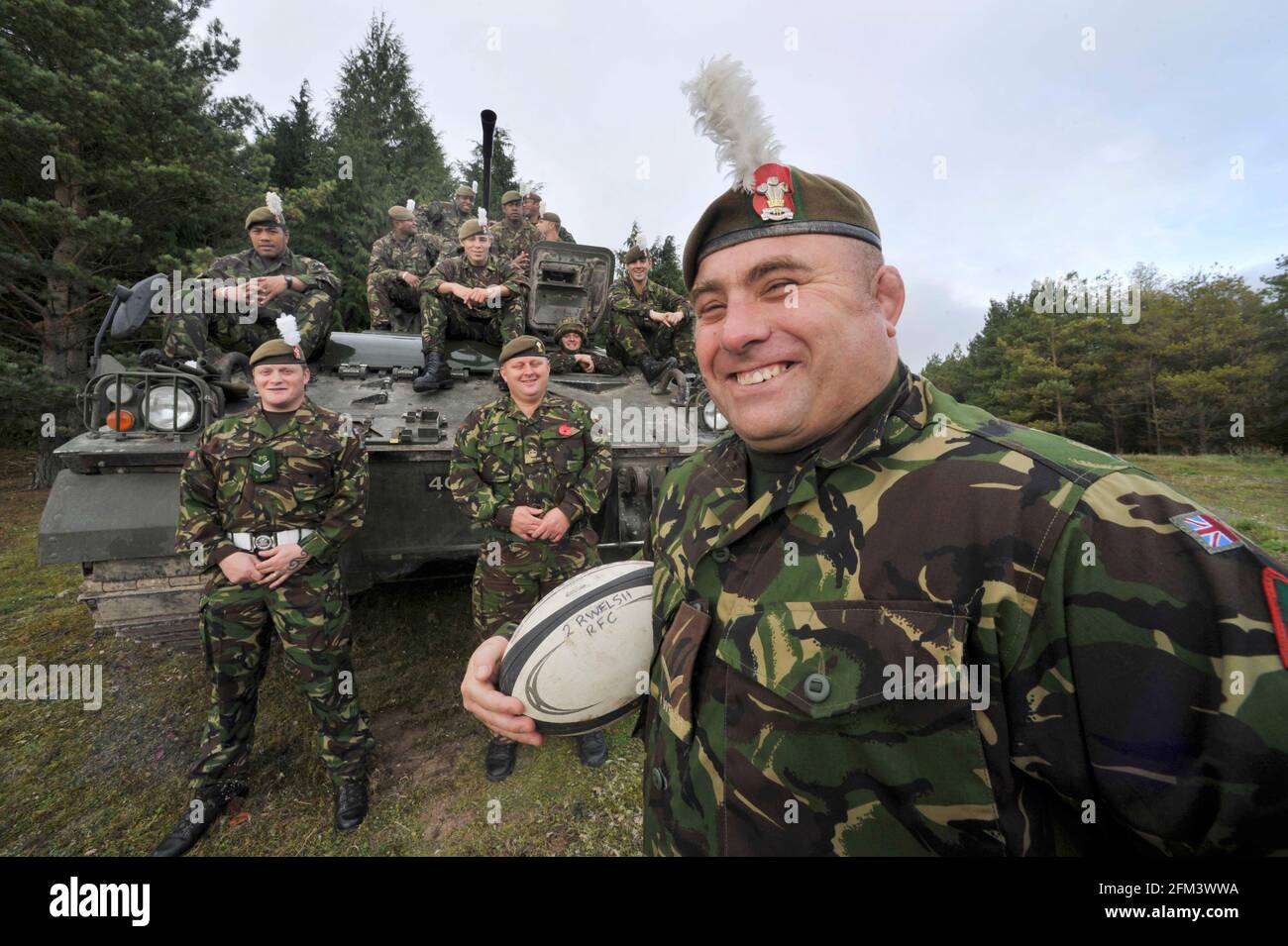 CHRIS BUDGEN OF EXETER  RFC N TIDWORTH GARRISON WITH A WARROR TANK AND THE RUGBY TEAM OF THE 2ND BATT ROYAL WELSH REG WHO HE PLAYS FOR.. 4/11/2010. PICTURE DAVID ASHDOWN Stock Photo