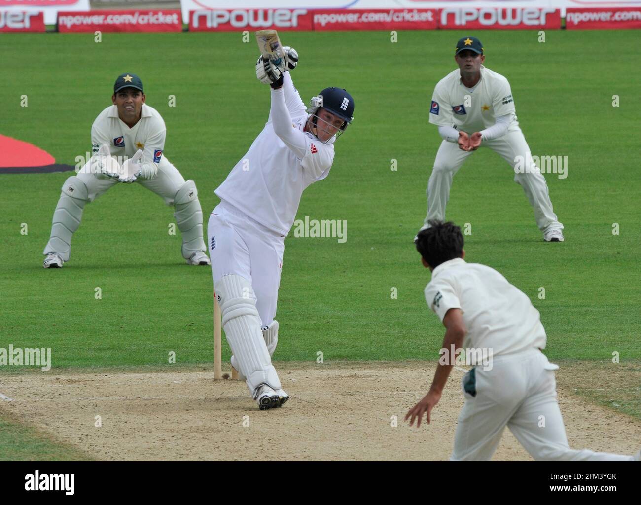 3rd TEST ENGLAND V PAKASTAN AT THE OVAL 1st DAY.  BROAD HITS FOUR OFF ASIF. PICTURE DAVID ASHDOWN Stock Photo