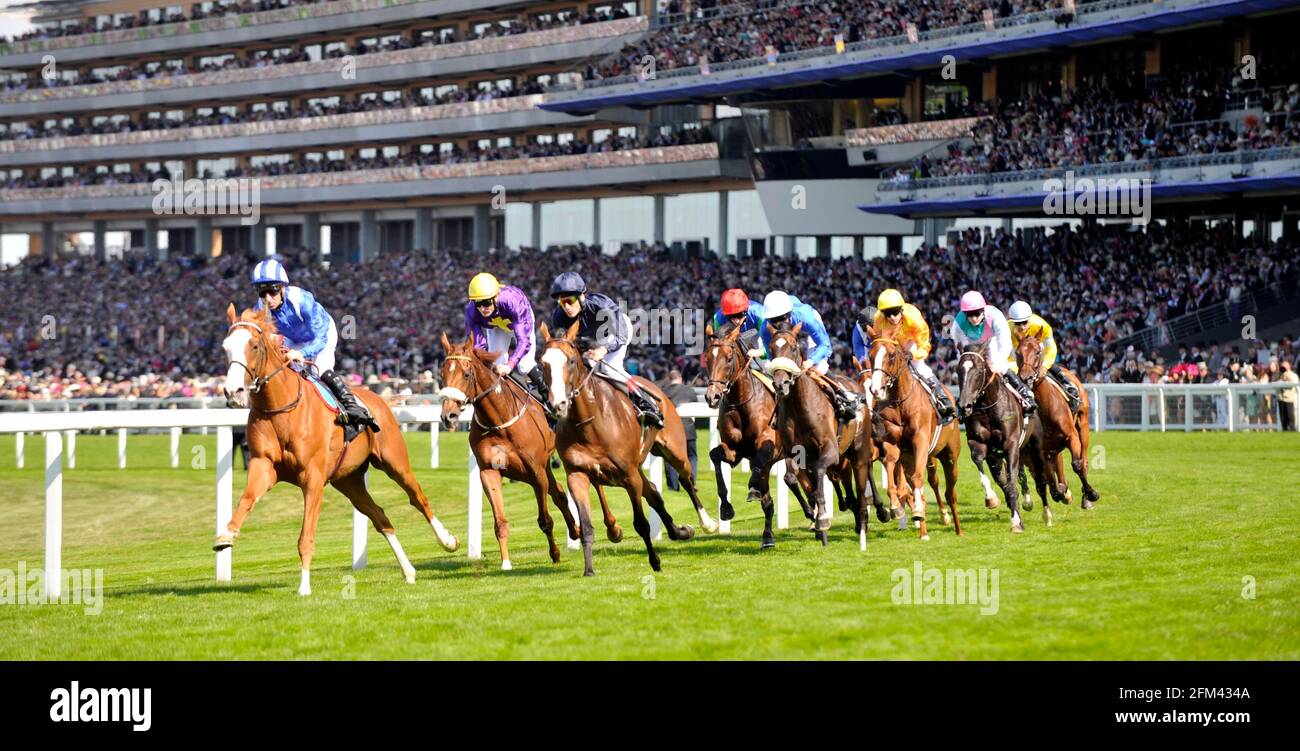 ROYAL ASCOT 2010 17/6/2010. THE GOLD CUP. WINNER PAT SMULLEN ON RITE OF PASSAGE (2nd yellow cap) 1st bend. PICTURE DAVID ASHDOWN Stock Photo
