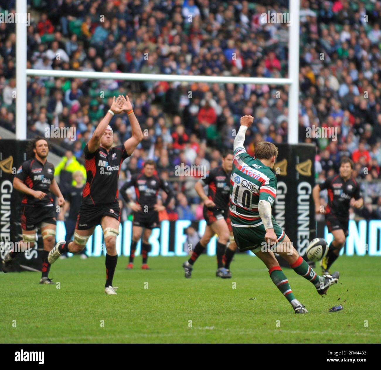 PREMIERSHIP RUGBY FINAL AT TWICKENHAM. SARACENS V LEICESTER.  29/5/2010. TOBY FLOOD KICKS THE LAST GOAL OF THE MATCH. PICTURE DAVID ASHDOWN Stock Photo