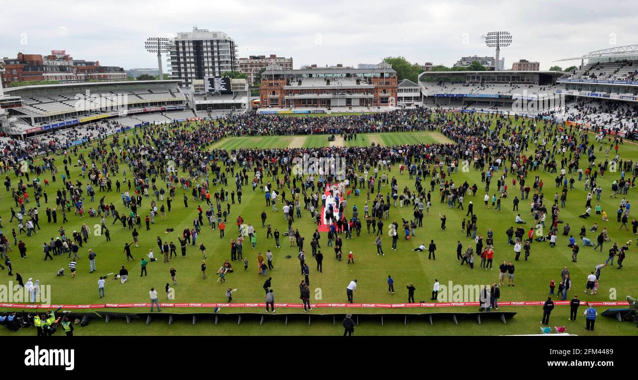 1st TEST ENGLAND V BANGLADESH AT LORDS 5th day.  31/5/2010. PEOPLE ALLOWED ON THE PITCH 1ST TIME DURING A TEST MATCH SINCE THE 1970st. PICTURE DAVID ASHDOWN Stock Photo