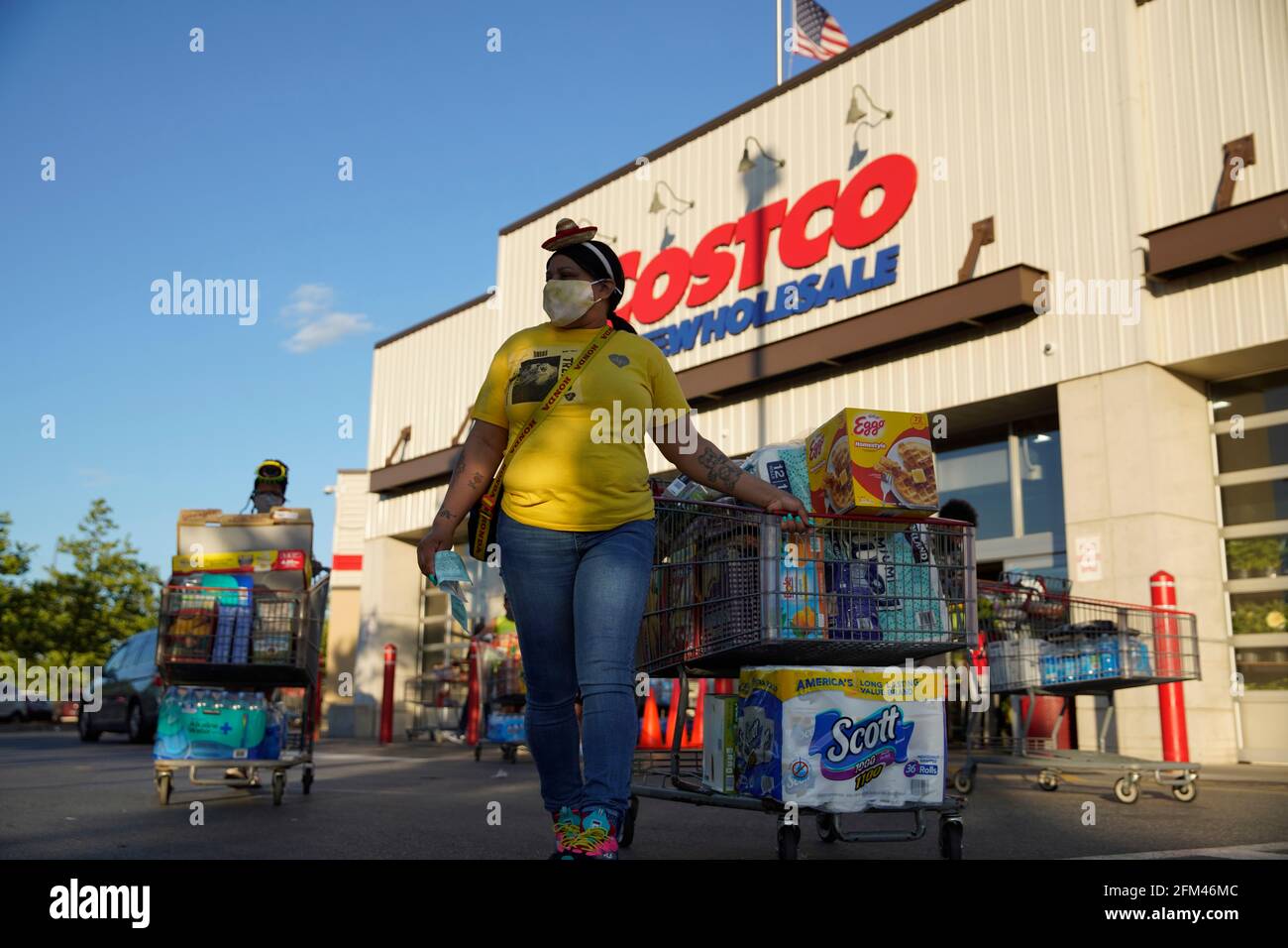(210506) -- WASHINGTON, D.C., May 6, 2021 (Xinhua) -- Customers carry their items after shopping at Costco in Washington, DC, the United States, May 5, 2021. Private companies in the United States added 742,000 jobs in April, indicating continued labor market recovery, payroll data company Automatic Data Processing (ADP) reported Wednesday. (Photo by Ting Shen/Xinhua) Credit: Ting Shen/Xinhua/Alamy Live News Stock Photo