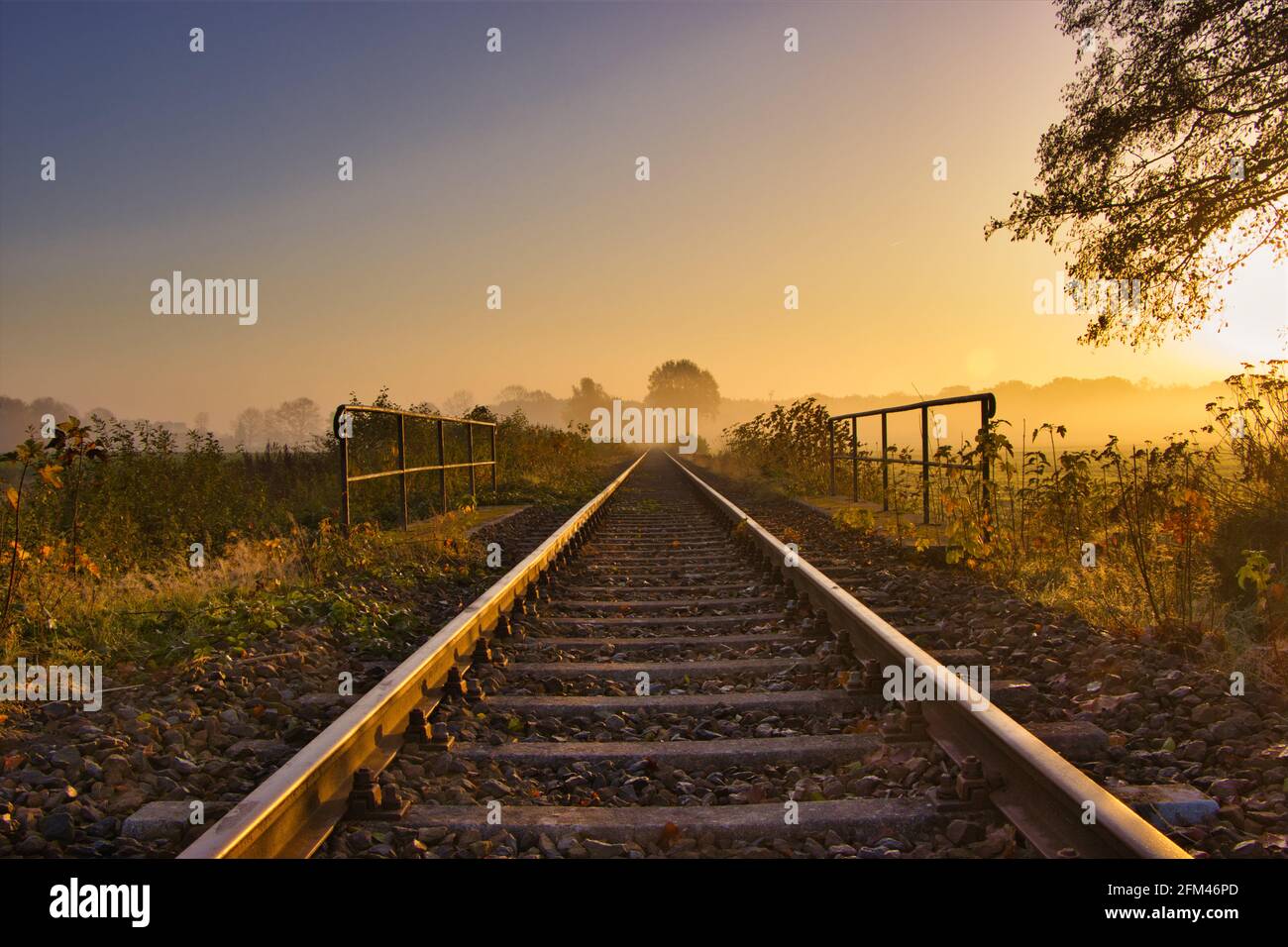 Schienen im Nebel, Aufnahme bei Meppen im Emsland / Railway tracks Stock Photo